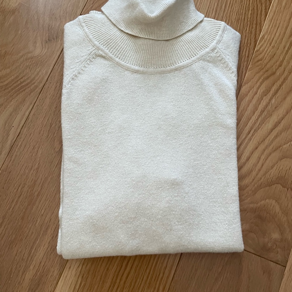Soft cream colored turtleneck, size S, soft fabric